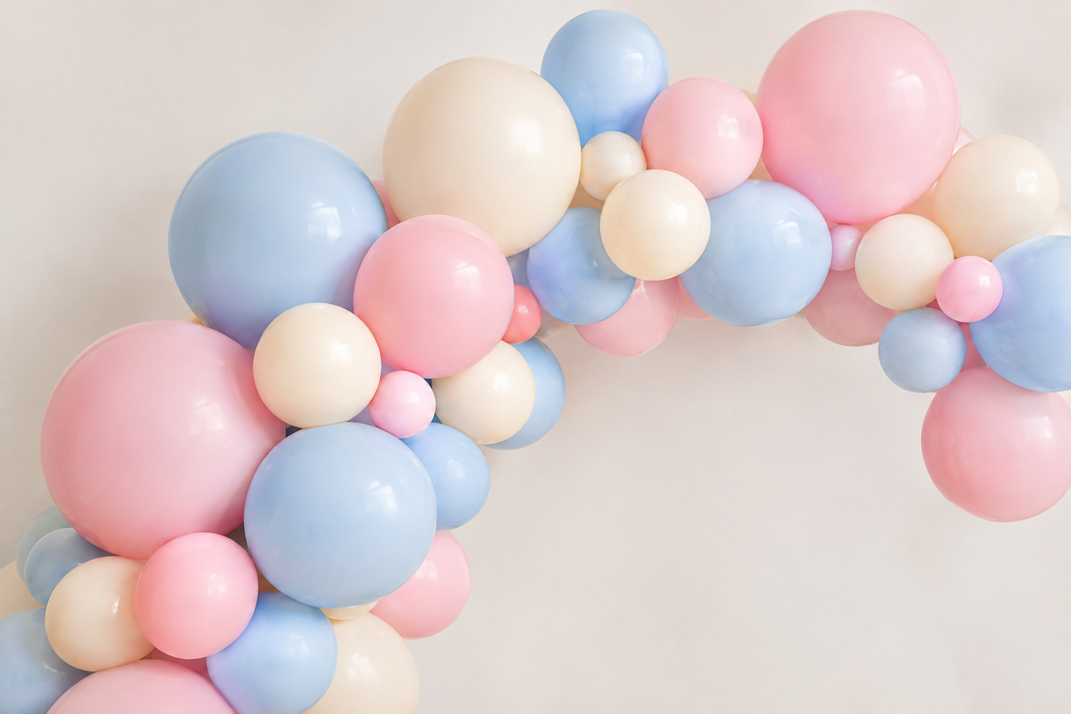 Pastellfarbene Ballongirlande in Rosa, Hellblau und Creme als Baby Shower Dekoration von Mondi Decor