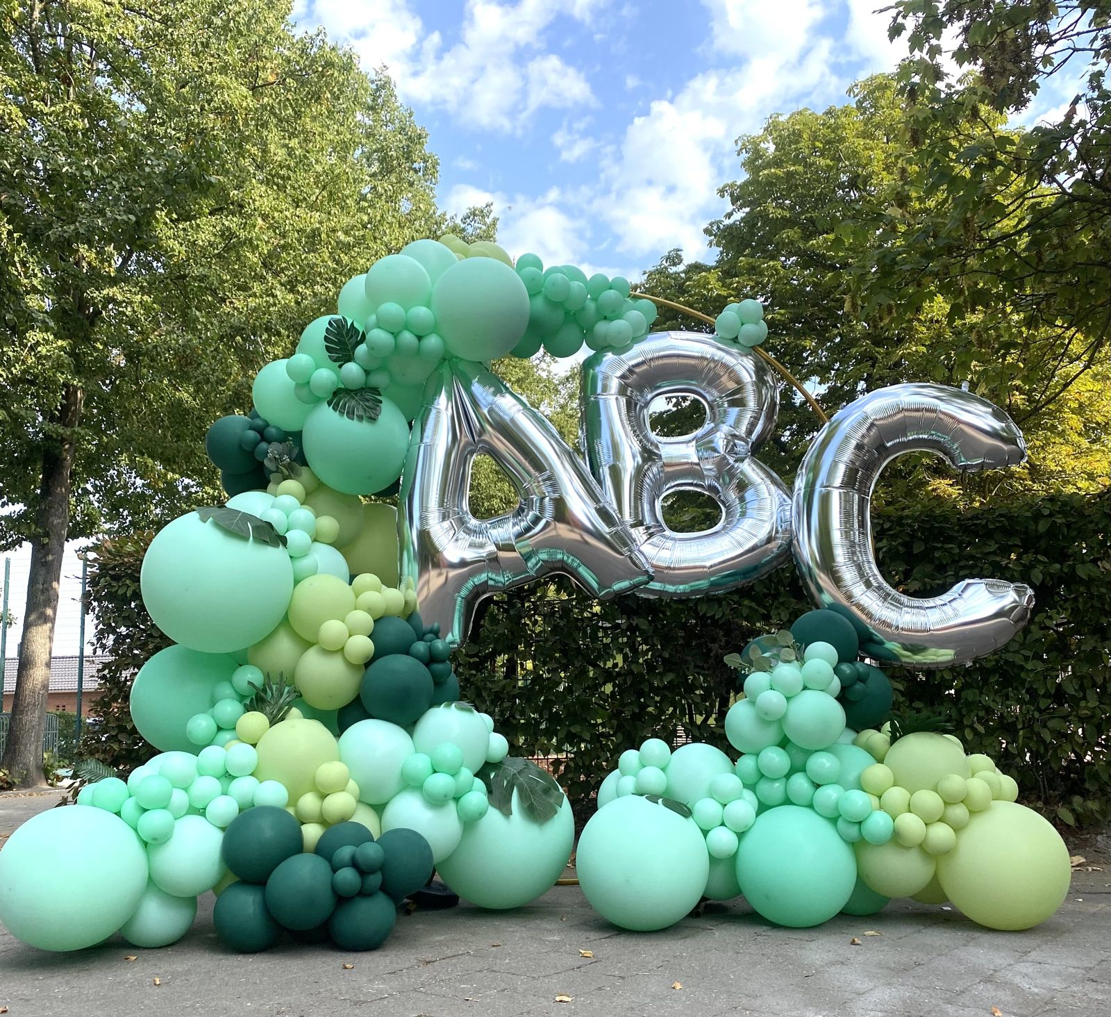 Grün-silberne Ballongirlande mit ABC-Folienballons von Mondi Decor